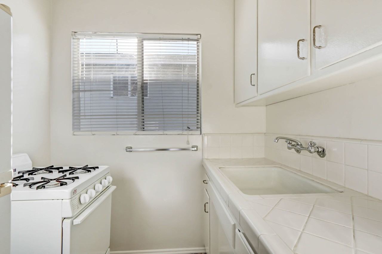 10900 Santa Monica Blvd, prime Westwood! - Photo 2 of 4