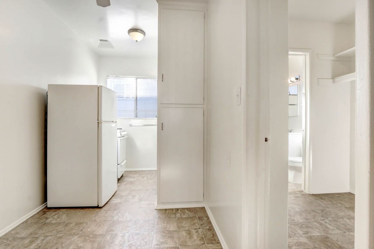 10900 Santa Monica Blvd, prime Westwood! - Photo 3 of 4