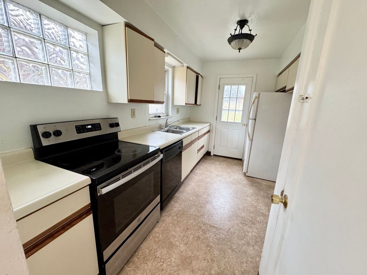 1220 Colonial Ln - Photo 4 of 14