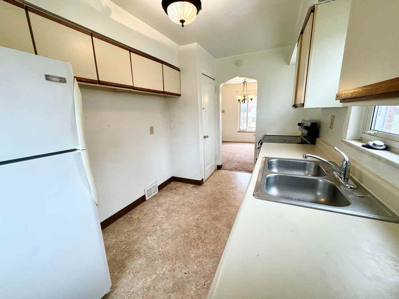 1220 Colonial Ln - Photo 5 of 14