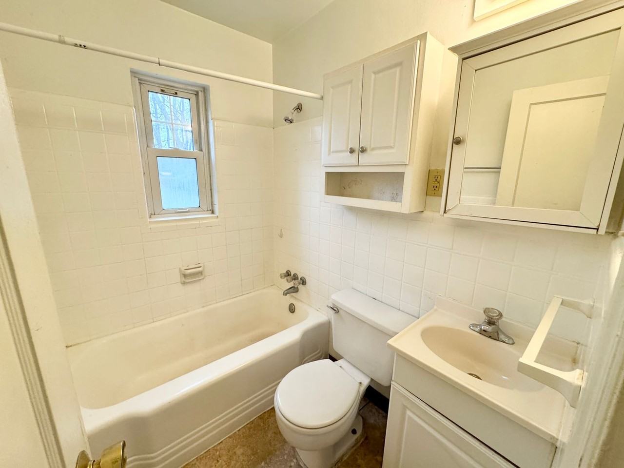 1220 Colonial Ln - Photo 6 of 14