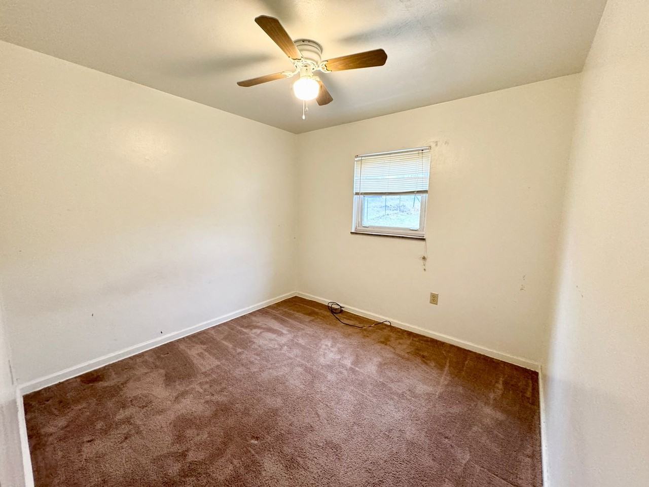 1220 Colonial Ln - Photo 7 of 14