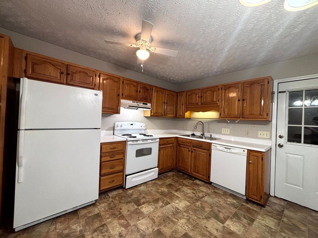 1547 Londonderry Pl - Photo 3 of 14