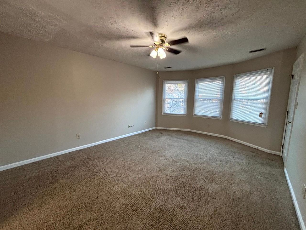 1547 Londonderry Pl - Photo 6 of 14