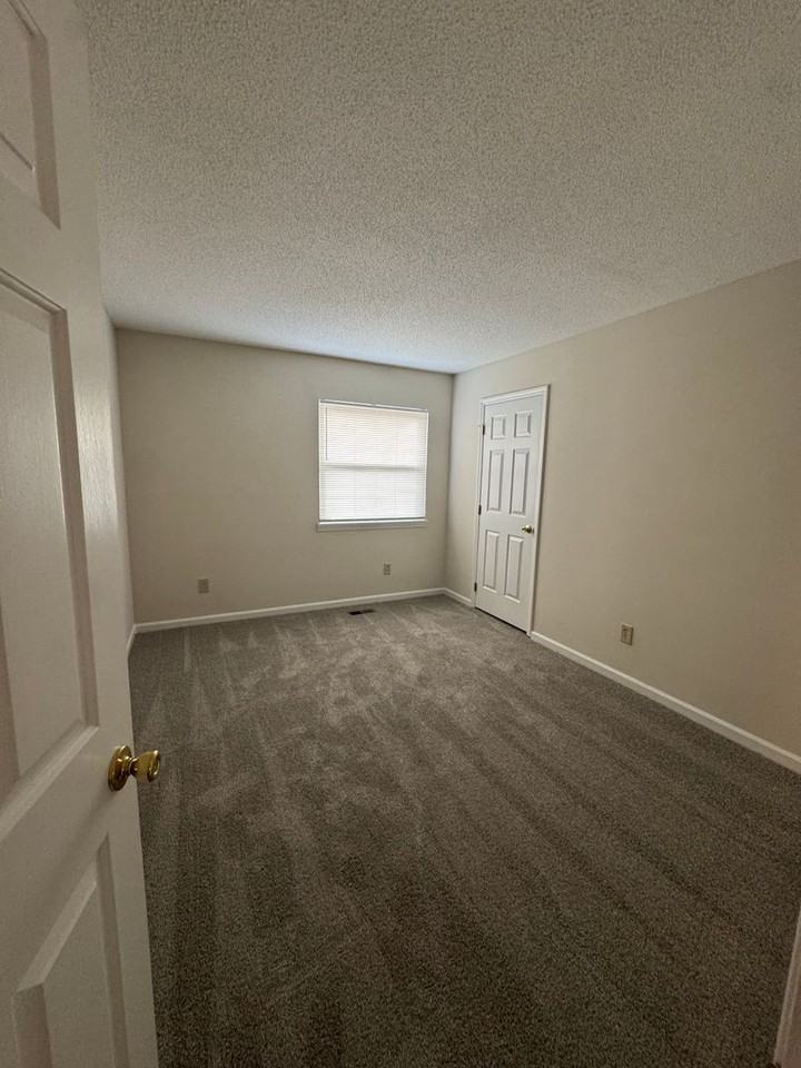 317 E Church St - Photo 6 of 11