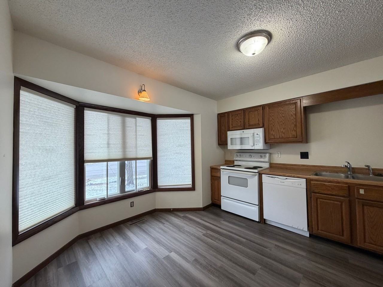 1302 Sunset St - Photo 2 of 16