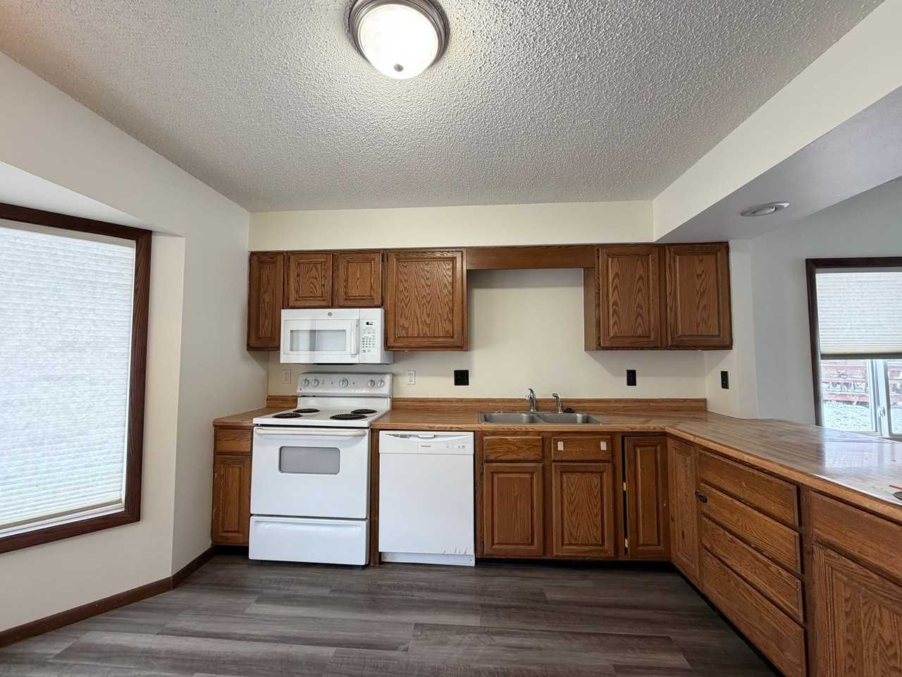 1302 Sunset St - Photo 3 of 16