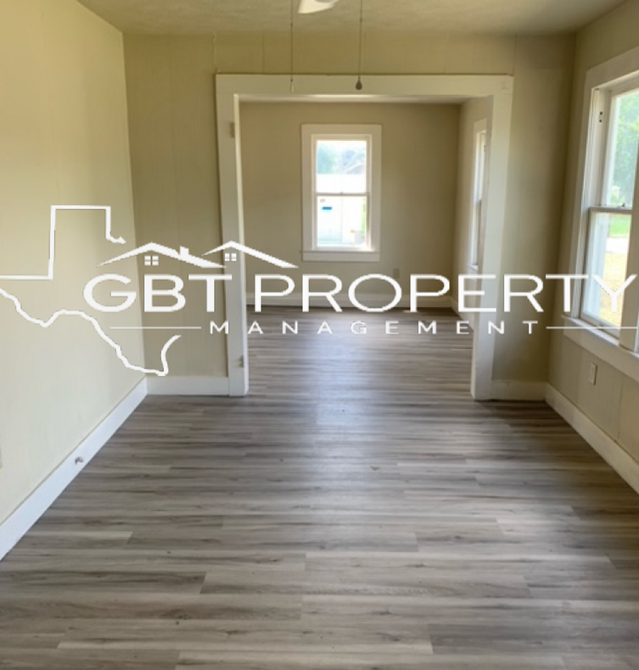 1108 E Lee Ave - Photo 2 of 11