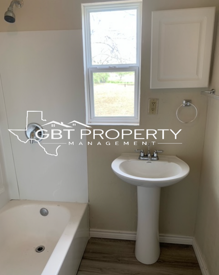 1108 E Lee Ave - Photo 3 of 11