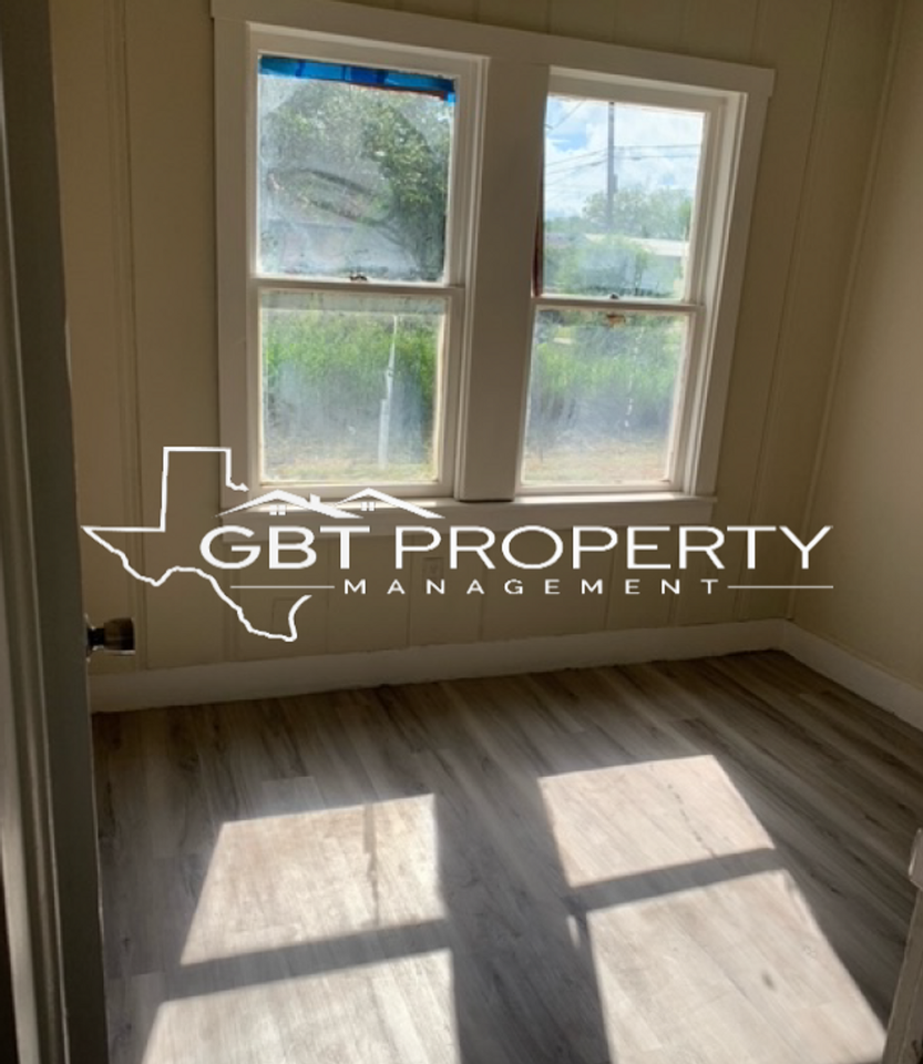 1108 E Lee Ave - Photo 5 of 11