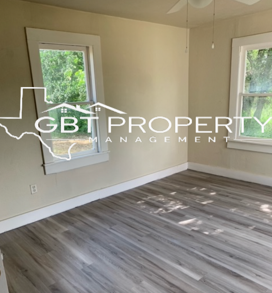 1108 E Lee Ave - Photo 7 of 11