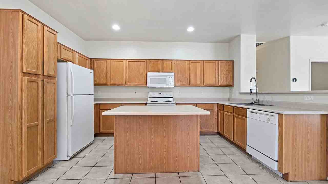 12519 W Campina Dr - Photo 7 of 28