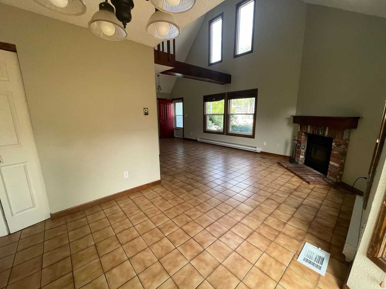 725 Pear St - Photo 4 of 27