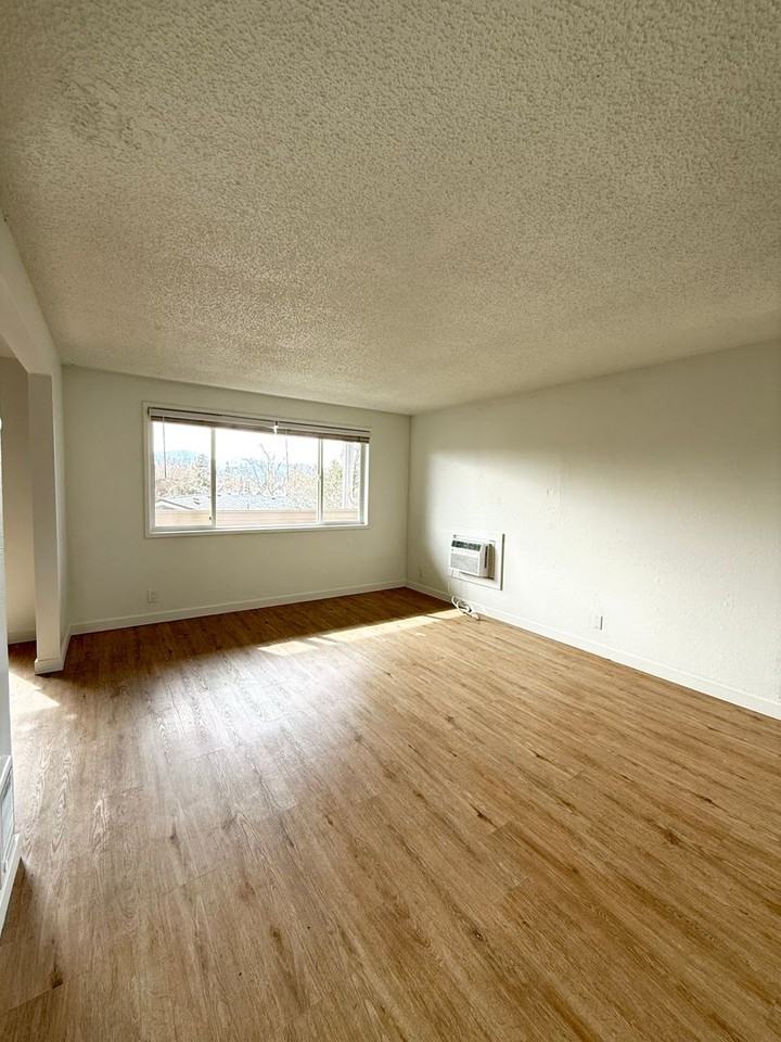 1767 Crater Lake Ave - Photo 2 of 11