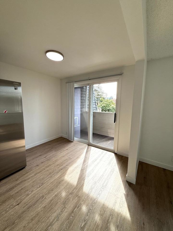 1767 Crater Lake Ave - Photo 3 of 11