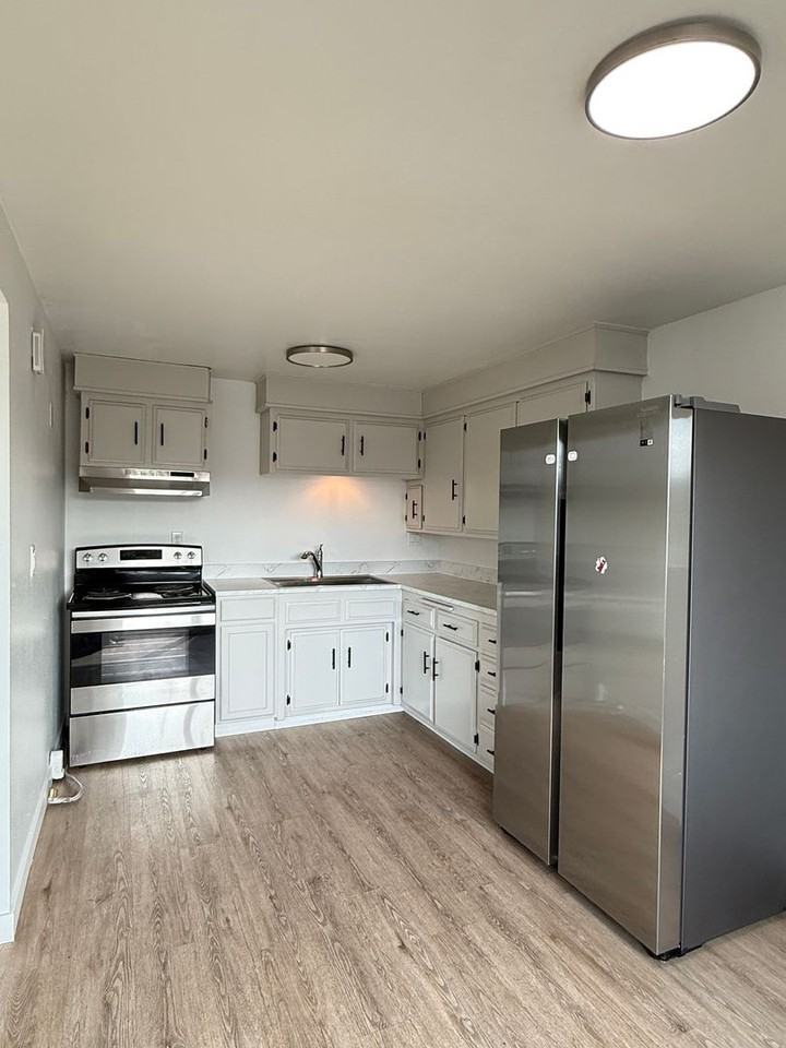 1767 Crater Lake Ave - Photo 4 of 11