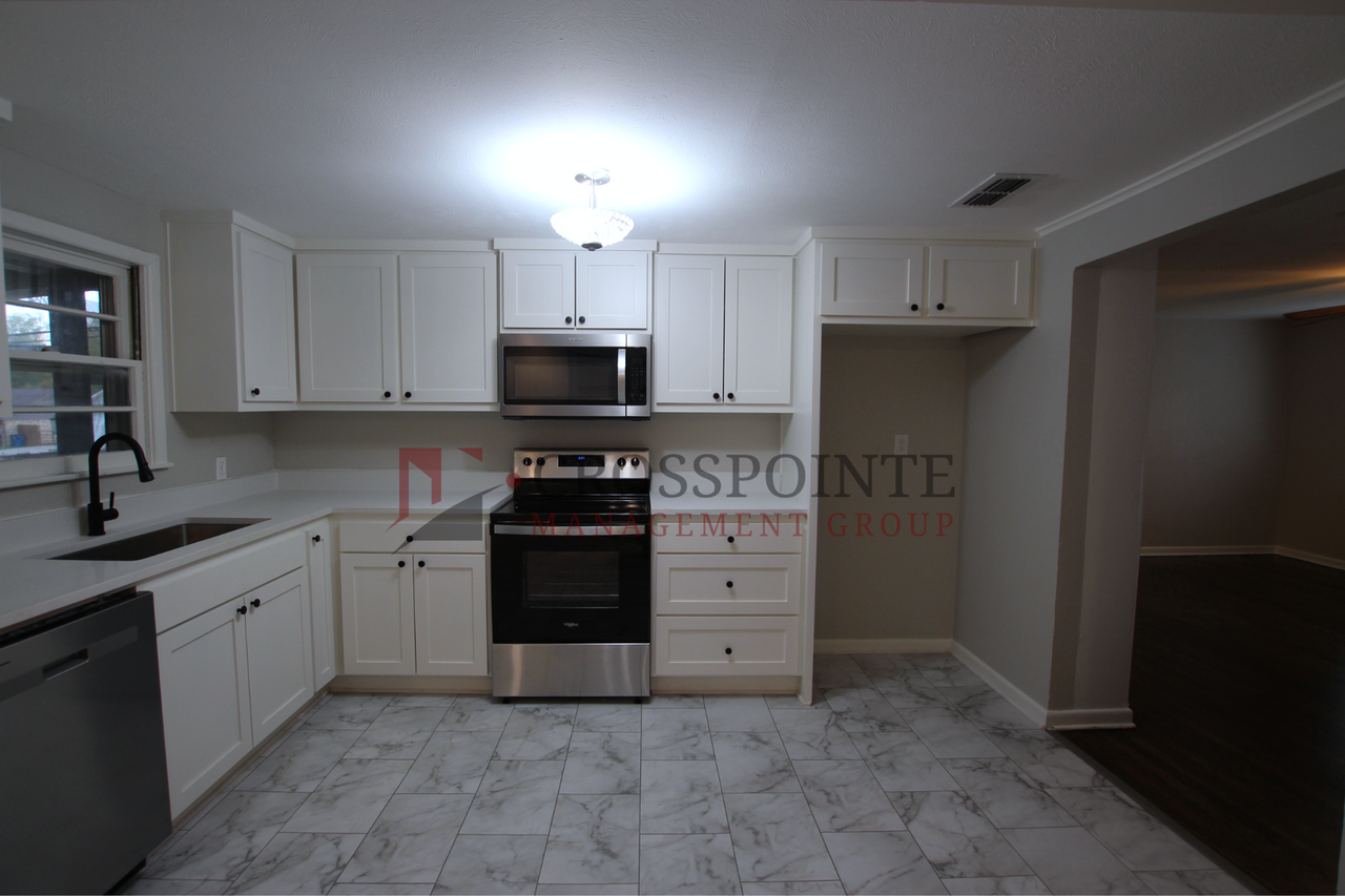 210 Mount Sylvan St - Photo 4 of 16