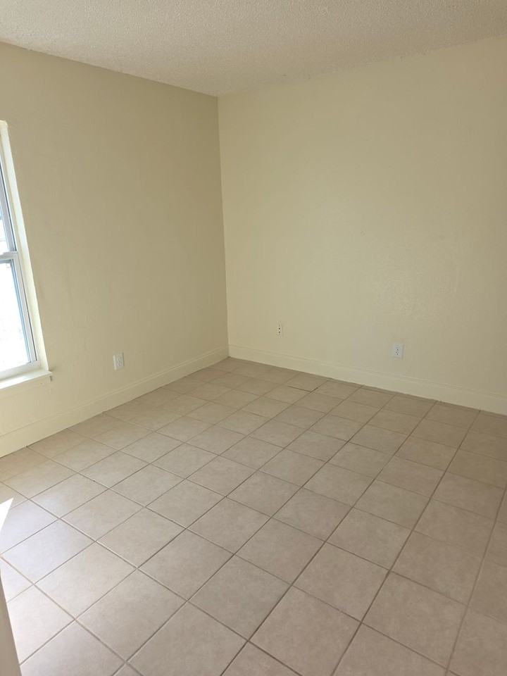 319 61st Ave E - Photo 3 of 10