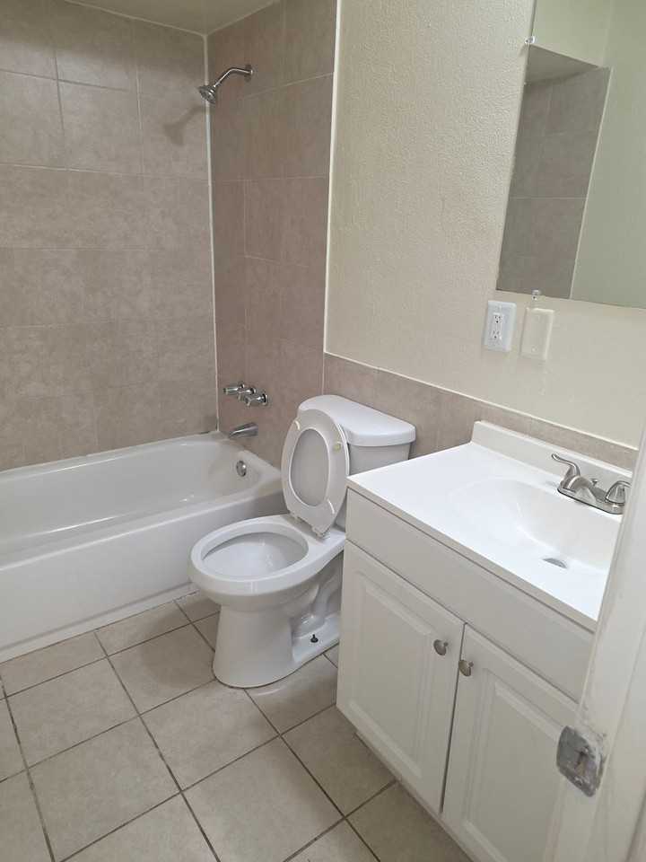 319 61st Ave E - Photo 5 of 10