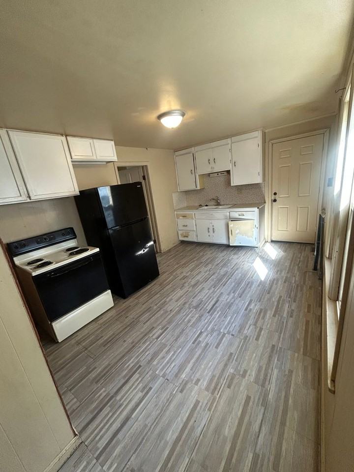 1630 E Division St - Photo 3 of 9