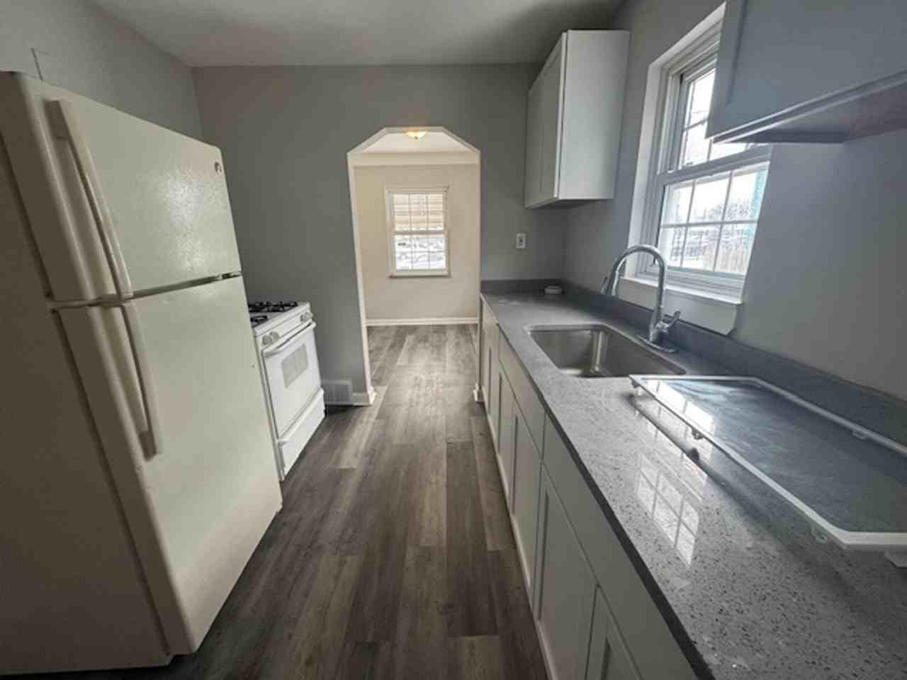 20735 Syracuse Ave - Photo 3 of 17