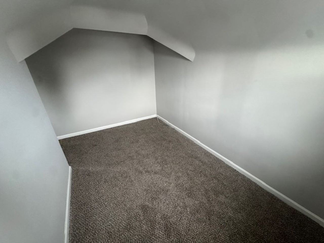 20735 Syracuse Ave - Photo 4 of 17