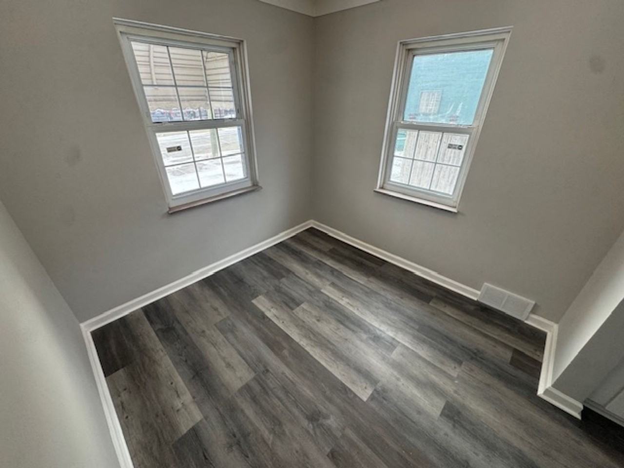 20735 Syracuse Ave - Photo 7 of 17