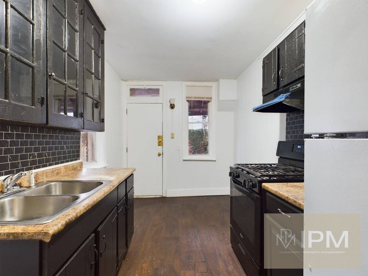 645 Camp St - Photo 4 of 17