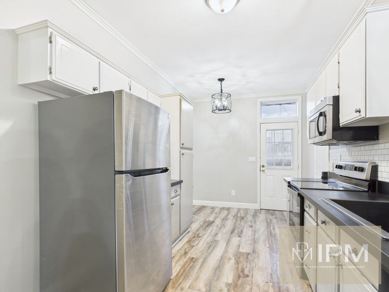 331 E Locust St - Photo 4 of 25