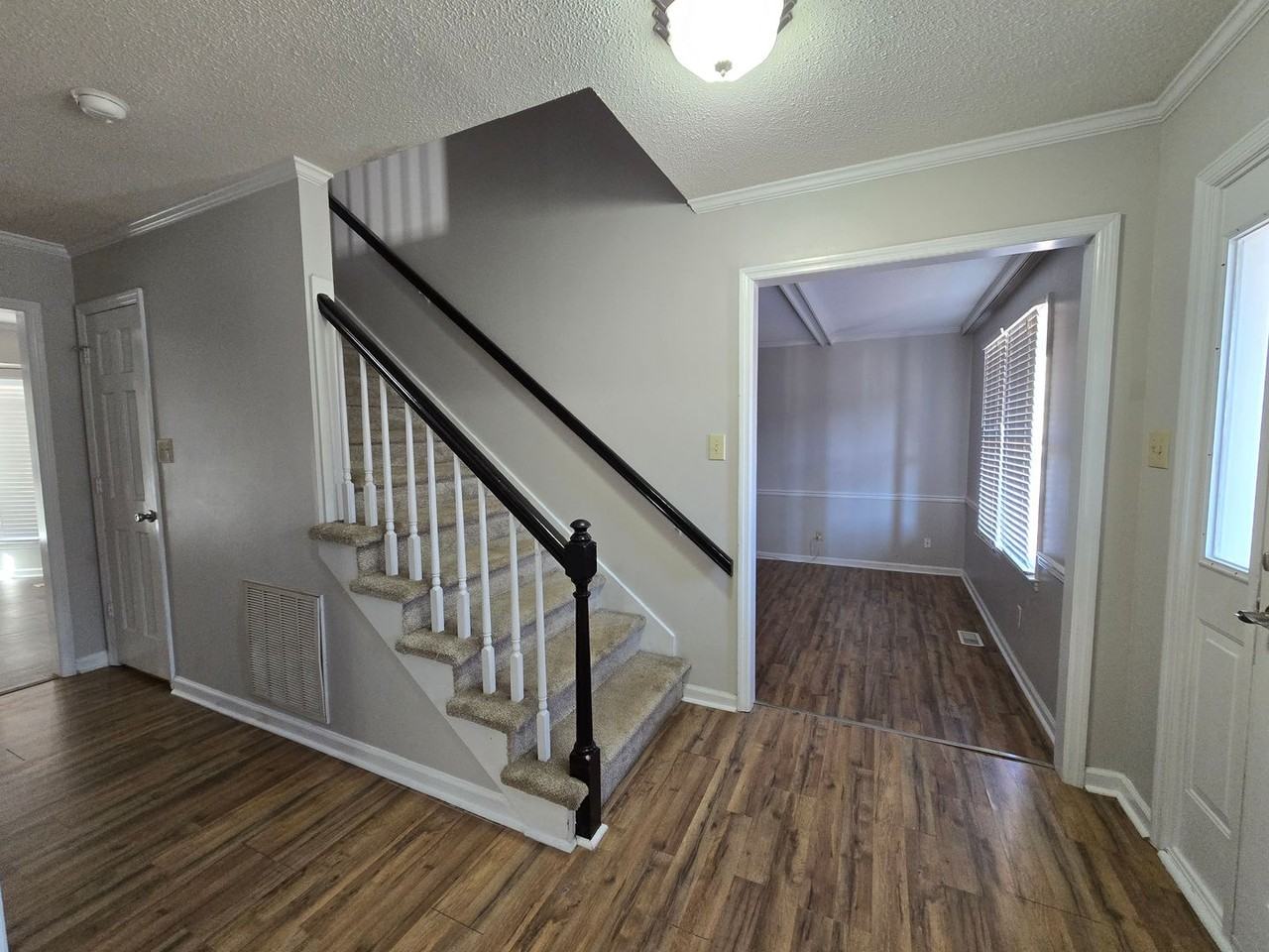 6172 Lakeway Dr - Photo 3 of 31