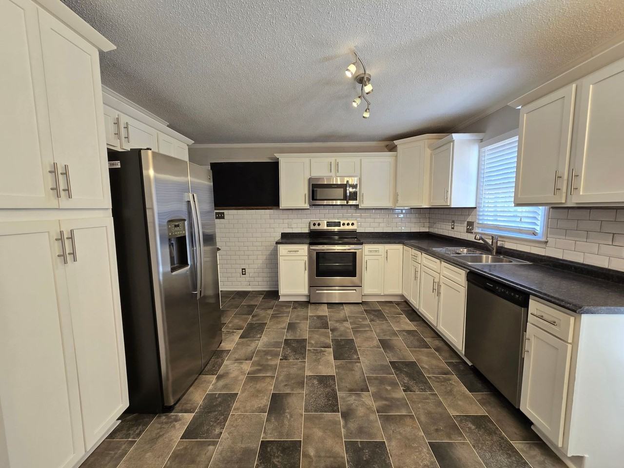 6172 Lakeway Dr - Photo 6 of 31