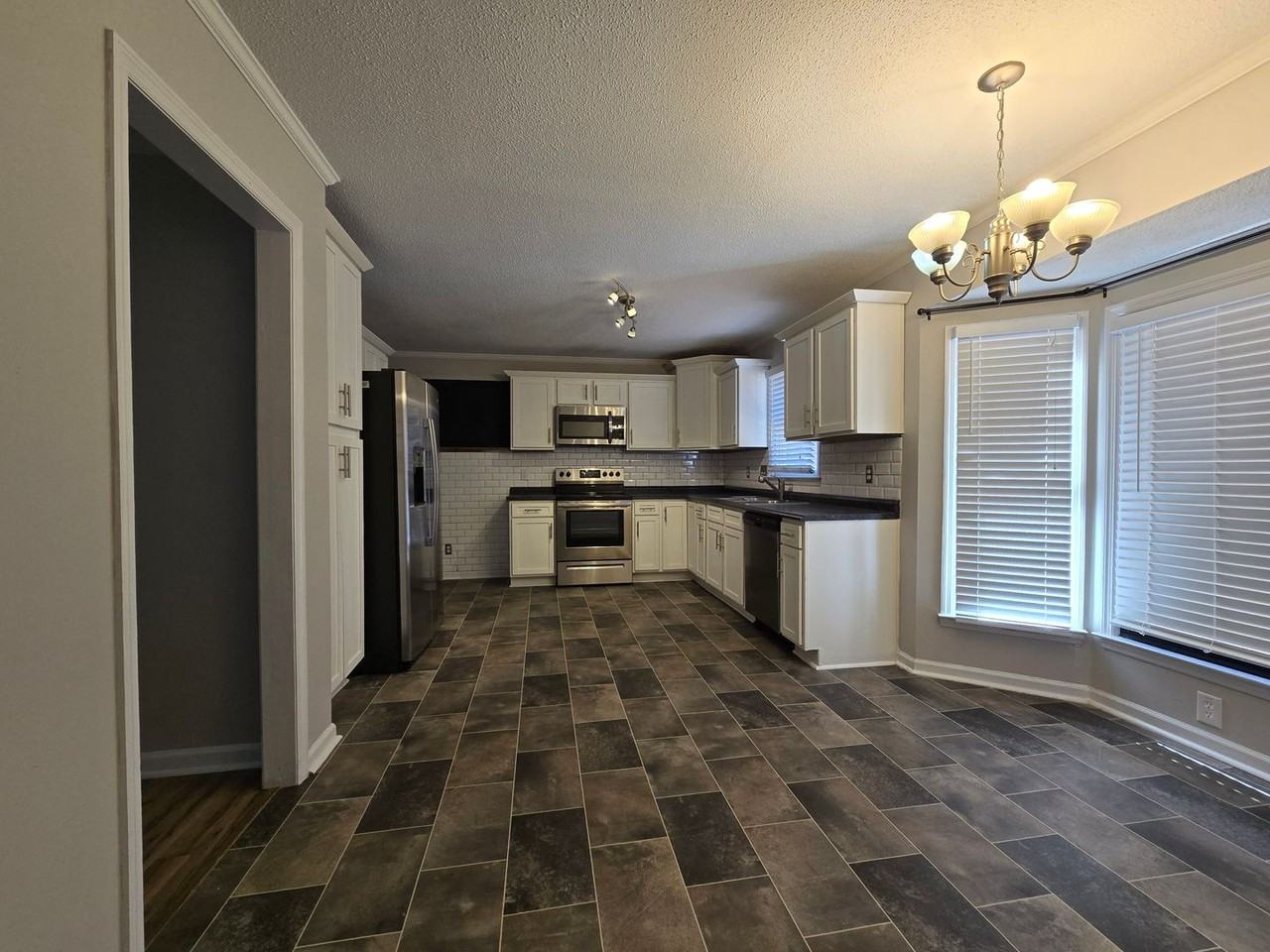 6172 Lakeway Dr - Photo 7 of 31