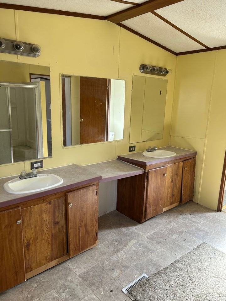 1066 Reynolds Pond Rd - Photo 4 of 7