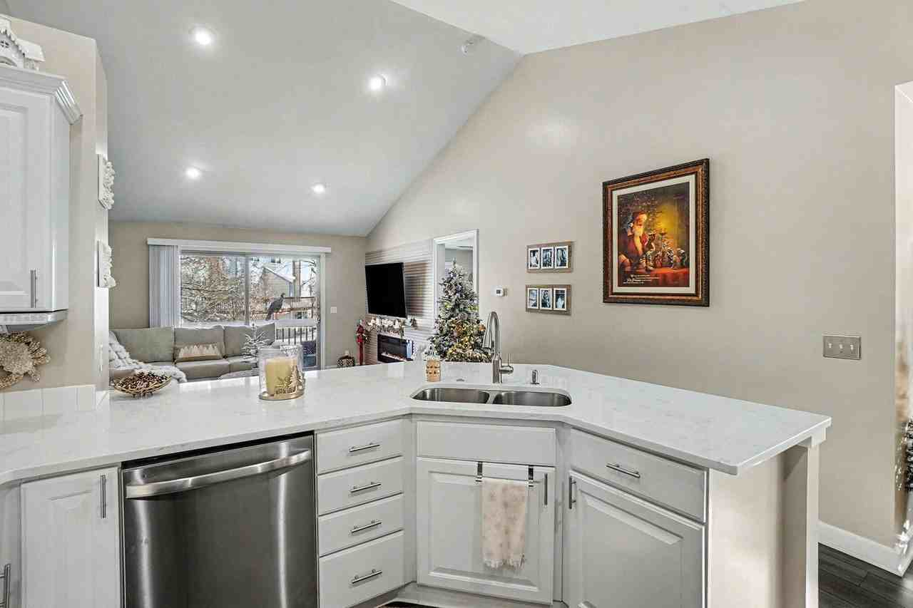 17574 Park Place Cir - Photo 7 of 32