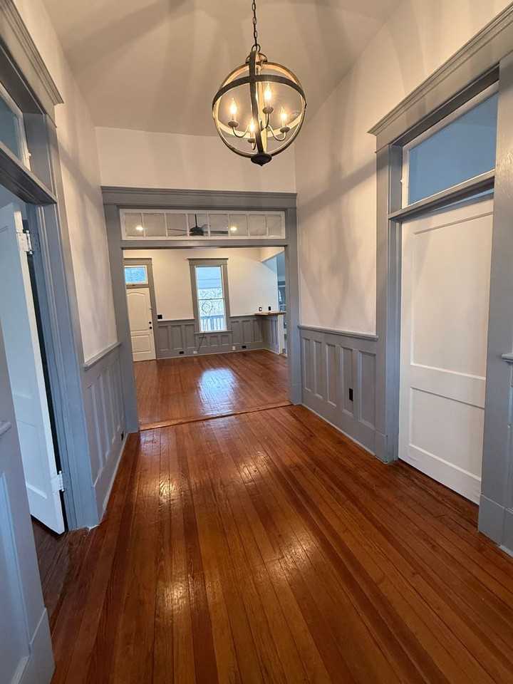 2210 W Travis St - Photo 2 of 10