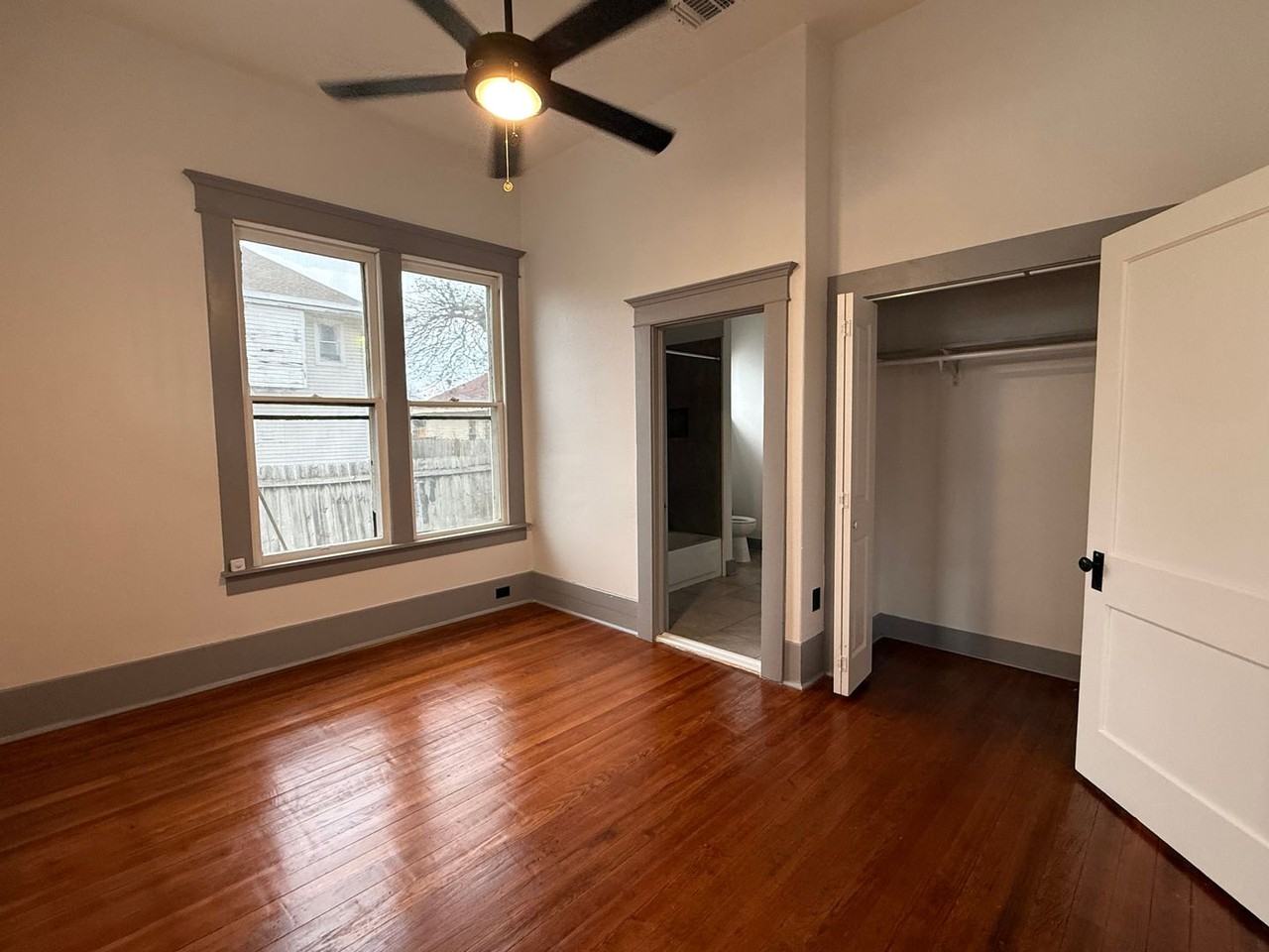 2210 W Travis St - Photo 6 of 10