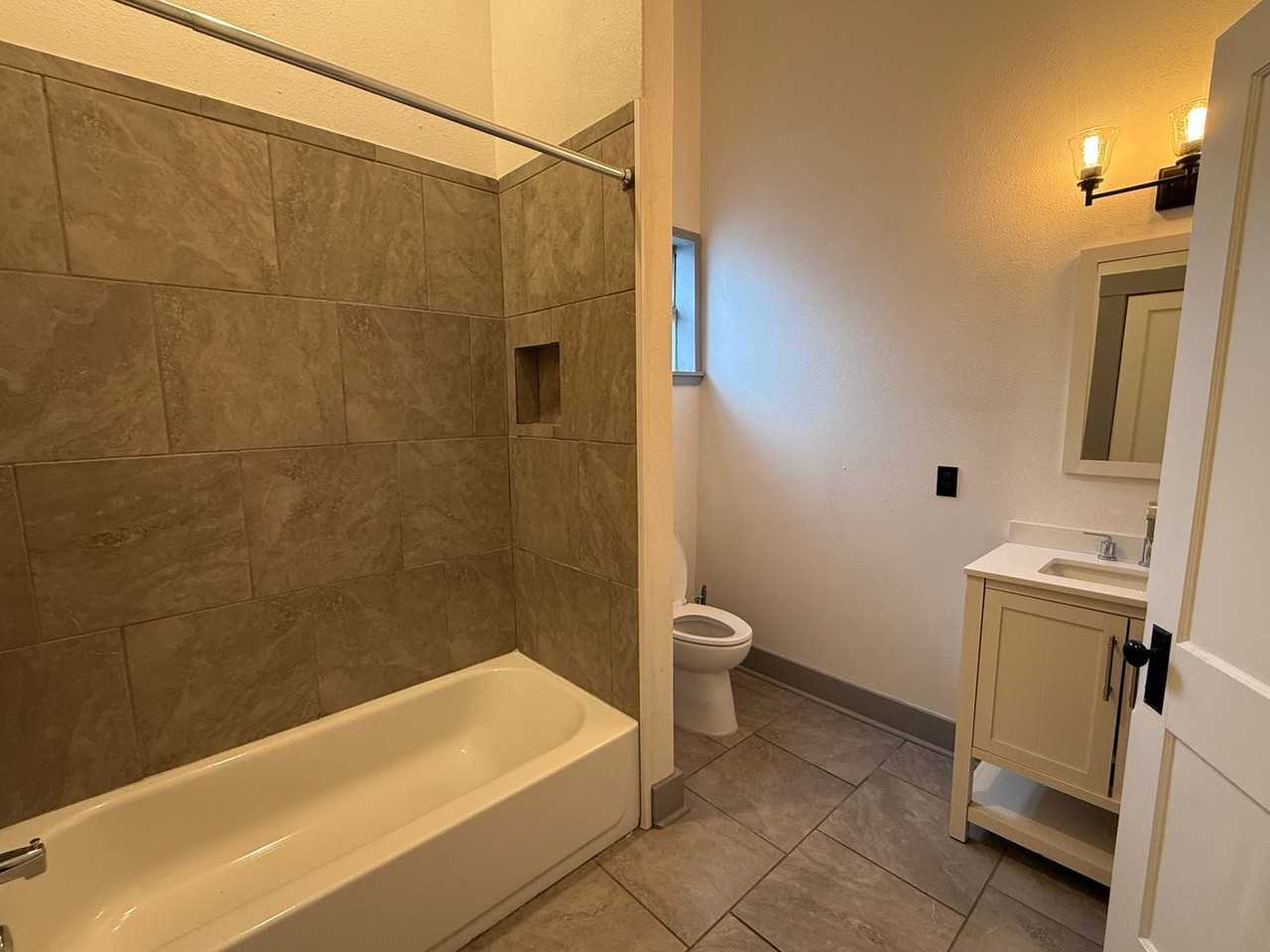 2210 W Travis St - Photo 7 of 10