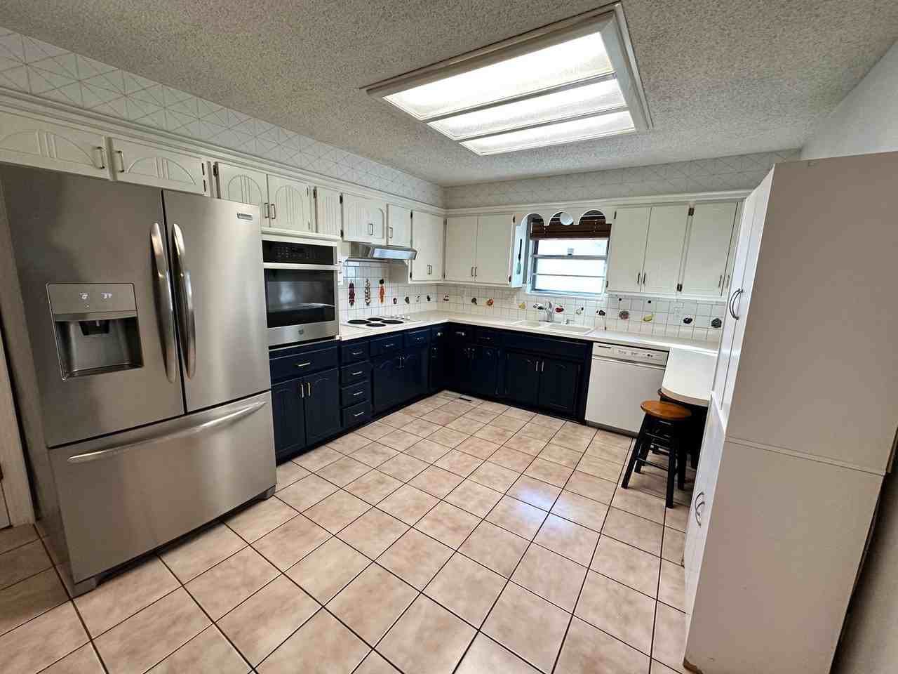 1615 Camelot Dr - Photo 6 of 33