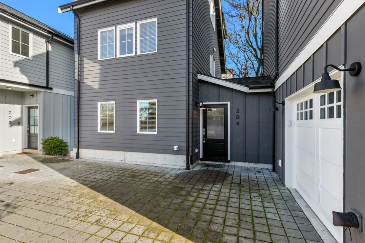 206 N 100th St #2 - Photo 5 of 27