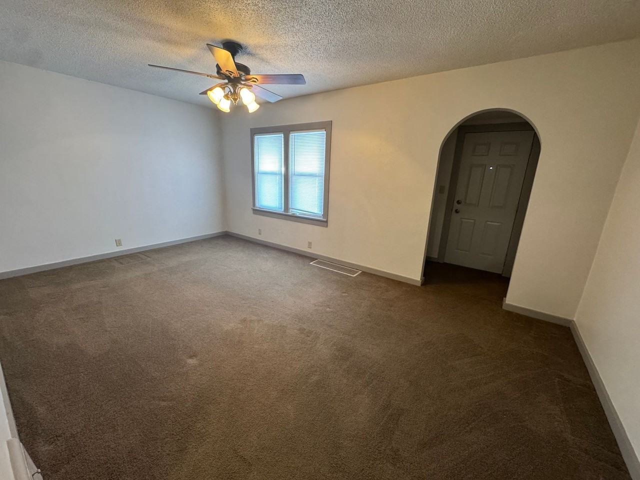 700 S 22nd St - Photo 4 of 7