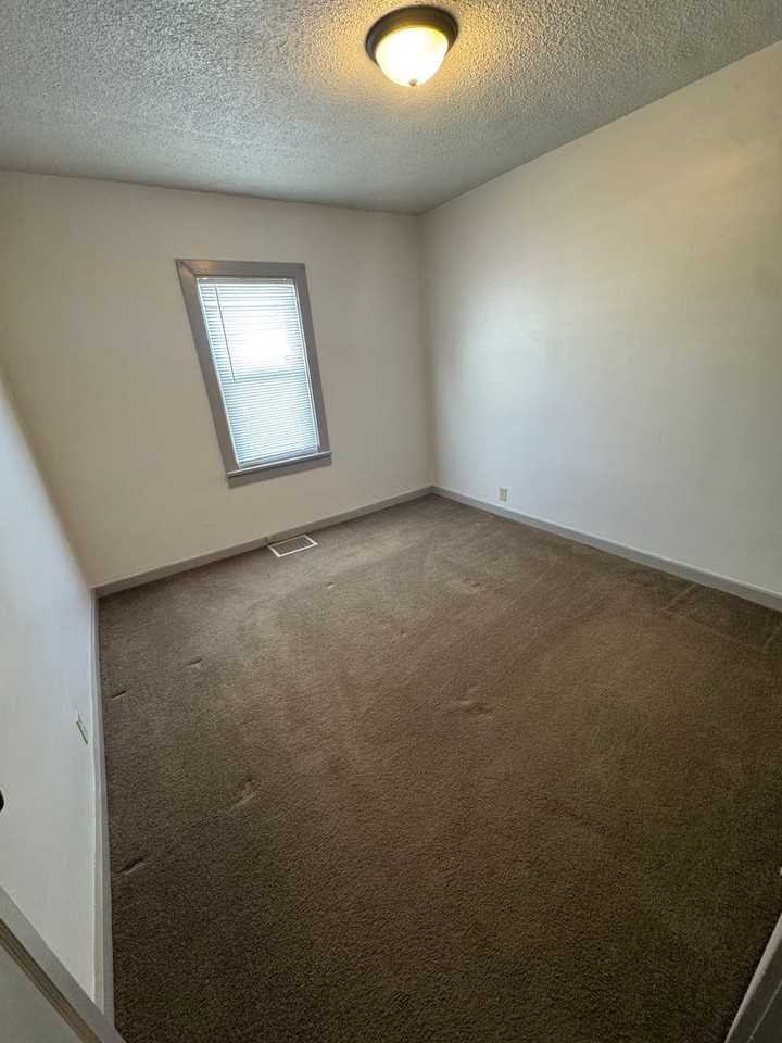 700 S 22nd St - Photo 5 of 7