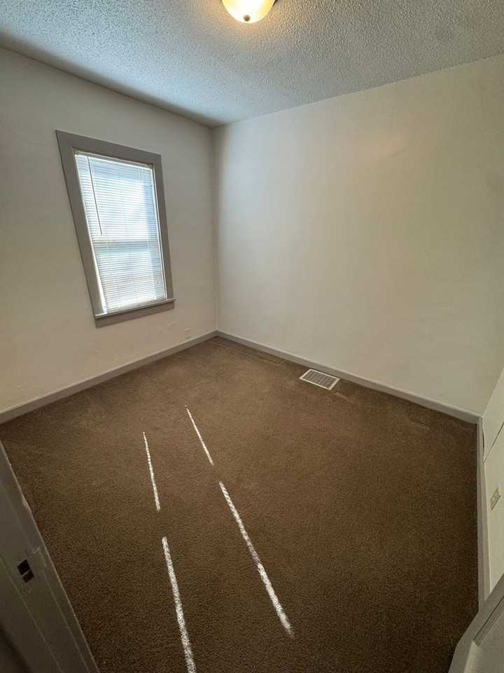 700 S 22nd St - Photo 6 of 7