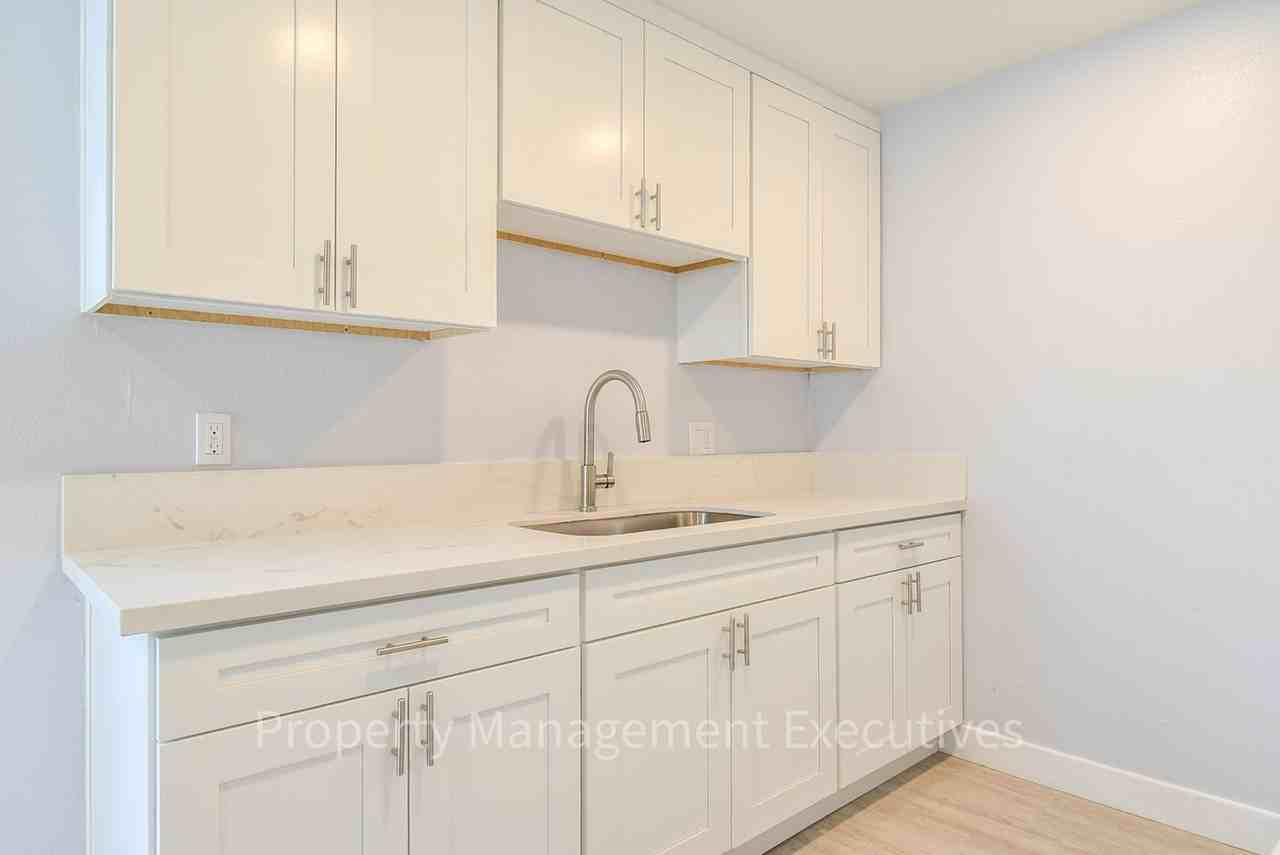 1117 Helix St #B - Photo 5 of 9