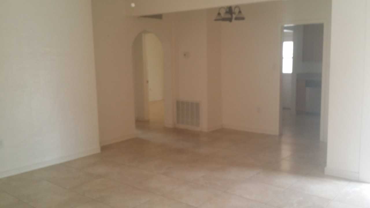 2208 E Indianola Ave - Photo 2 of 15