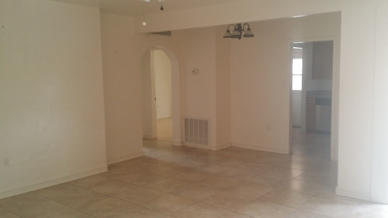 2208 E Indianola Ave - Photo 3 of 15