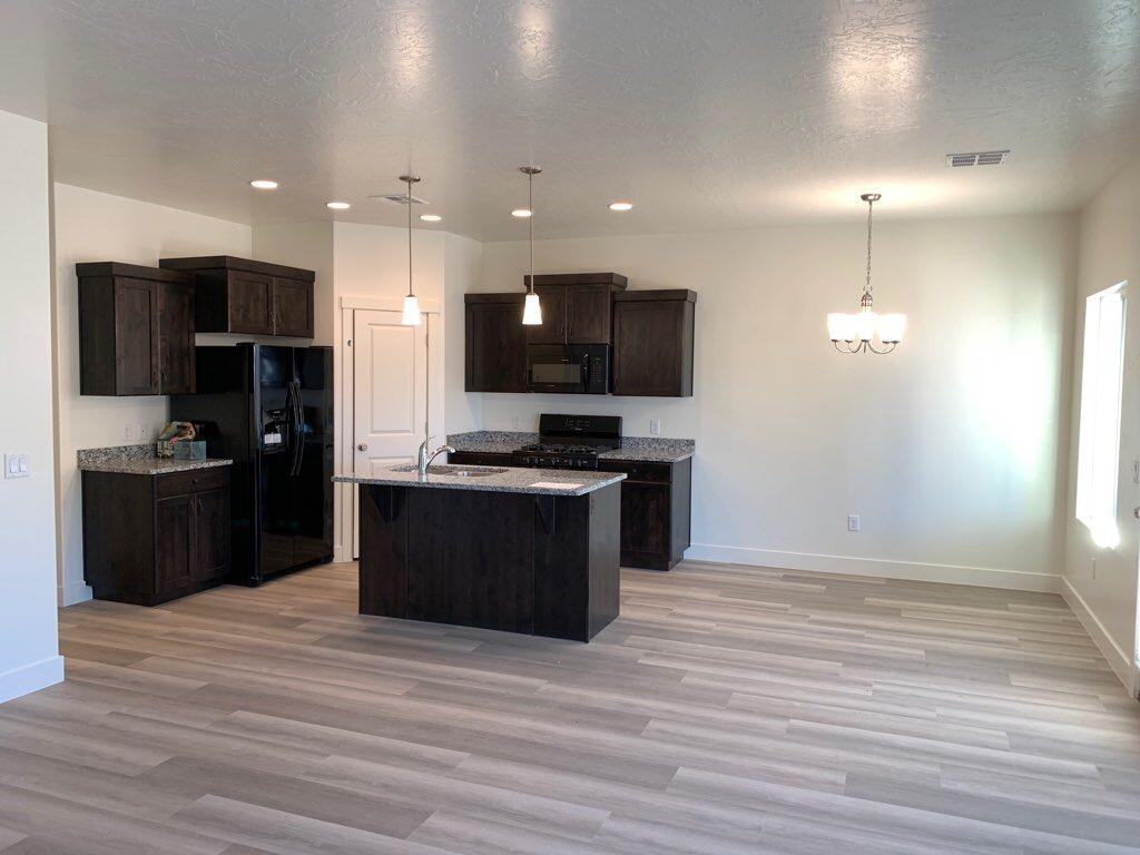 3322 E Holly Dr - Photo 3 of 14