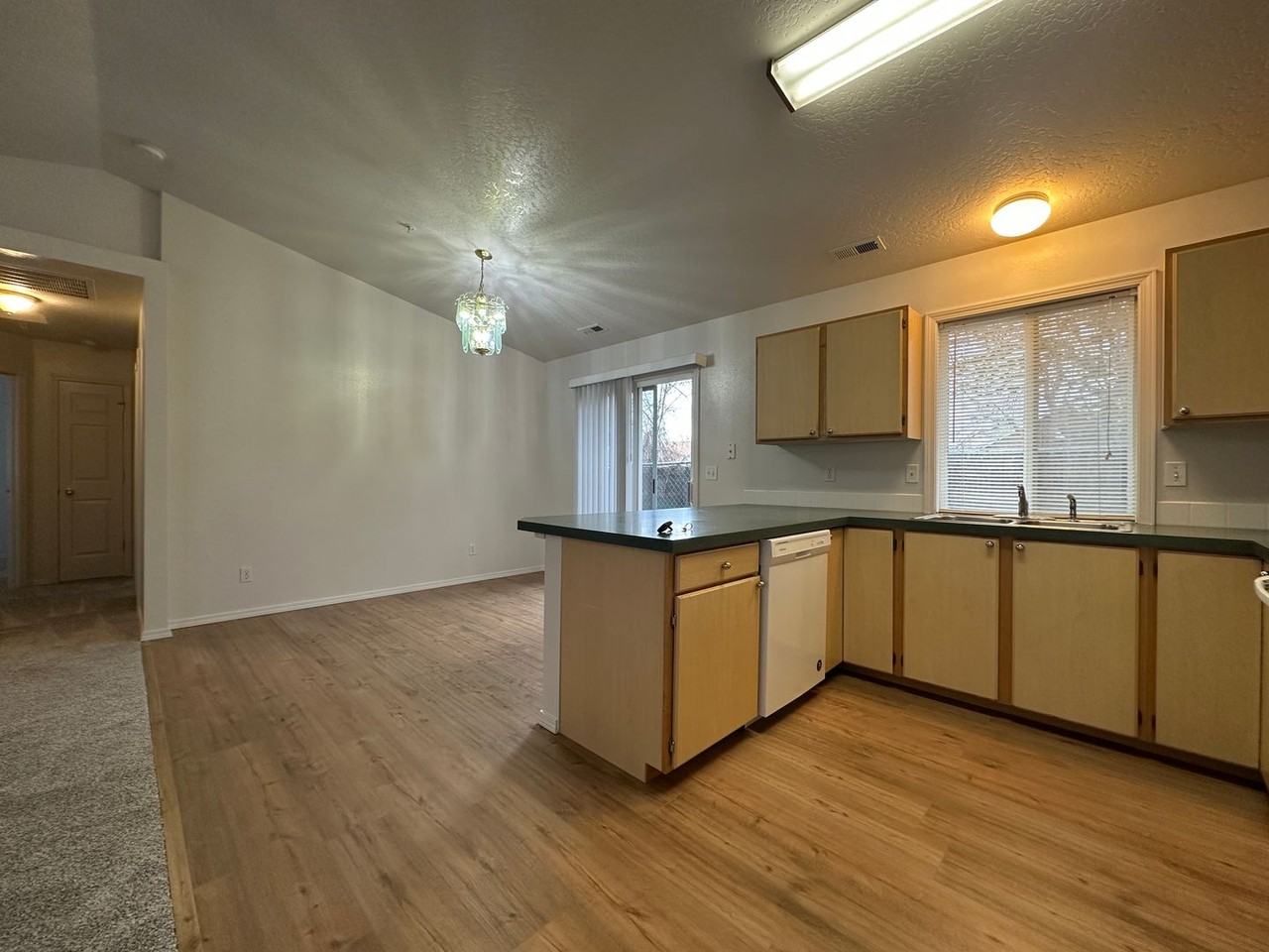 132 N Davis Ct - Photo 6 of 10