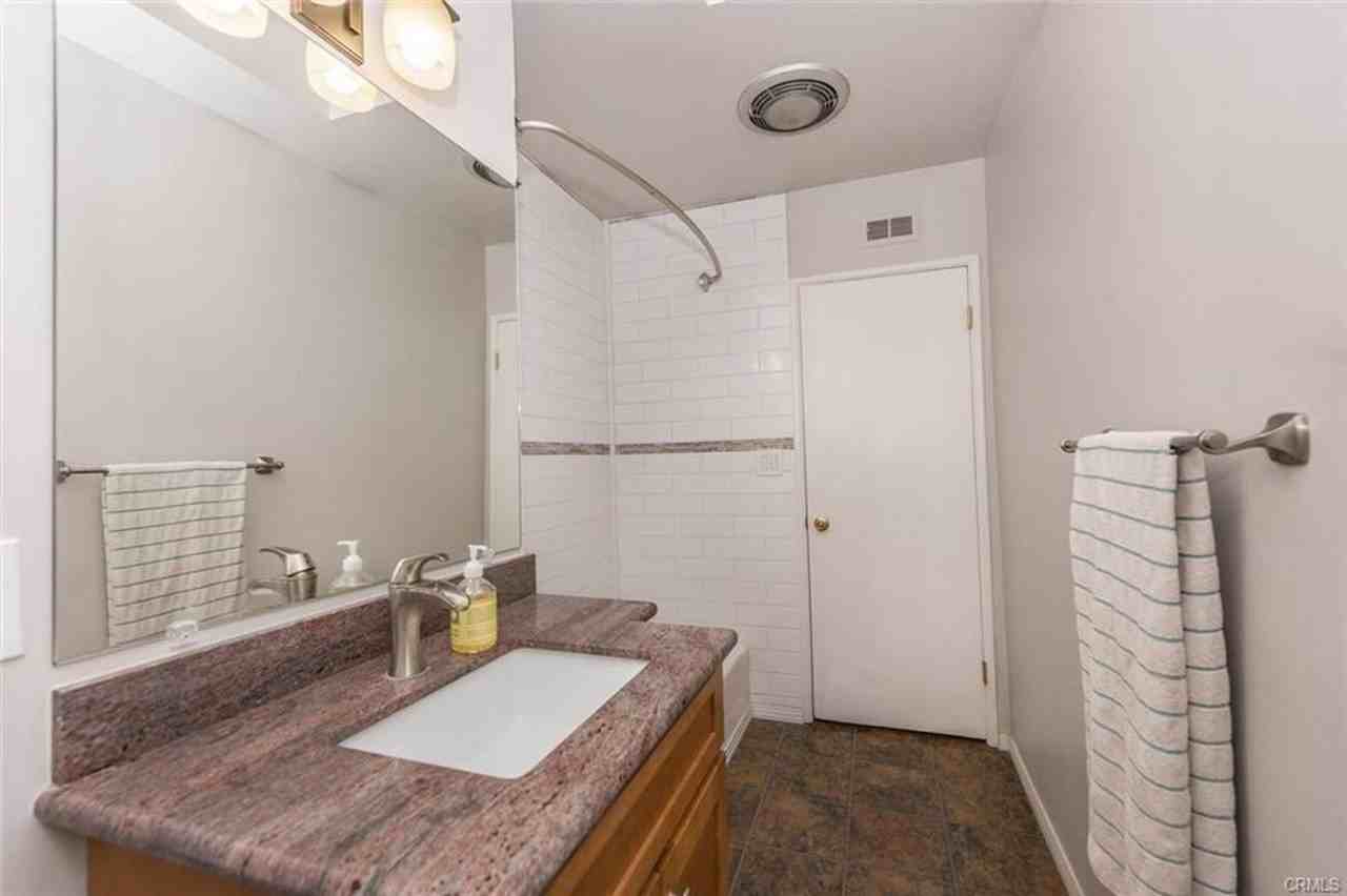 1054 N Grand St - Photo 4 of 4