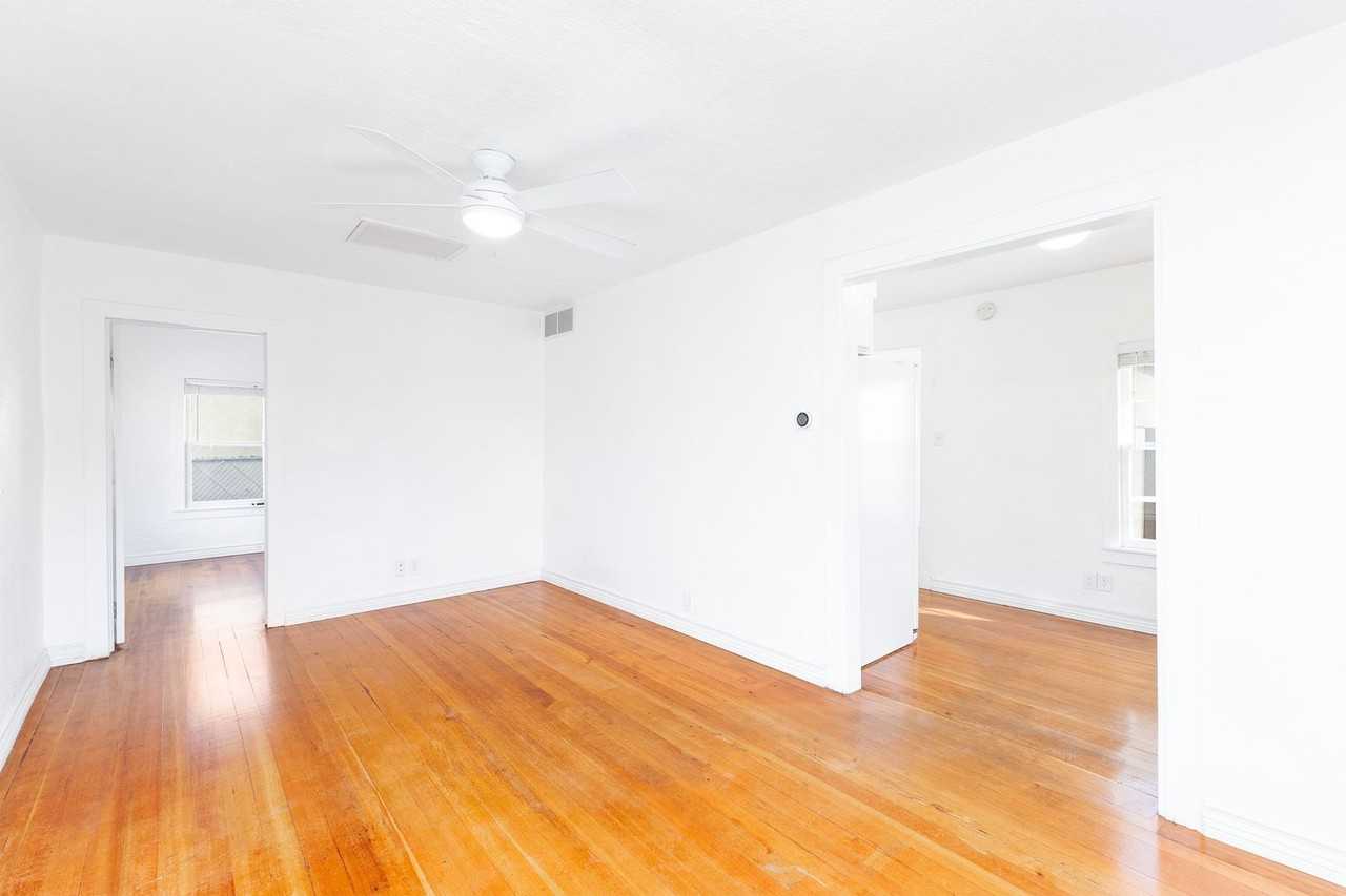 733 4th St - Photo 4 of 35