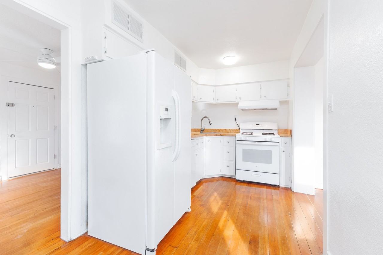 733 4th St - Photo 5 of 35